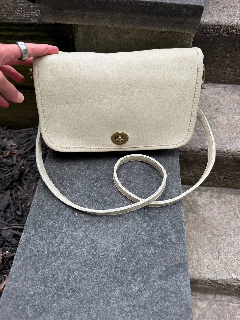 Stunning vintage Coach 9755 Pocket Purse in Bone Glove-Tanned Leather EUC